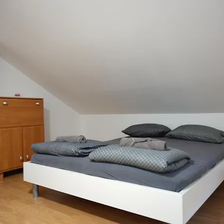 And Bis Trnovska Vas