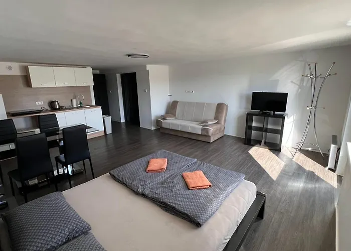 And Bis Trnovska Vas